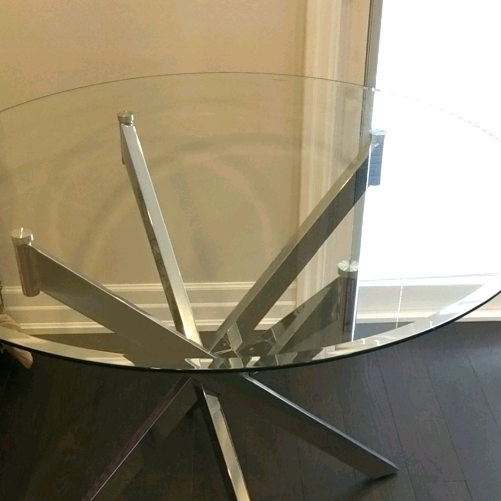 dinner table，glass， round